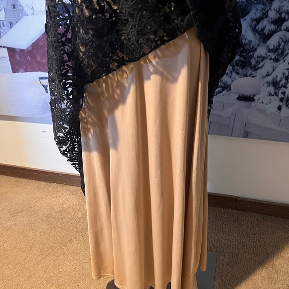 Va va voom dress.  Strapless, Black and cream colour.  size L Pre owner - Picture 5 of 7